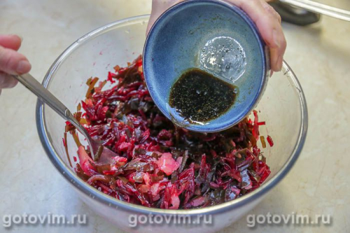 Салат из свеклы с морской капустой и соленой форелью 