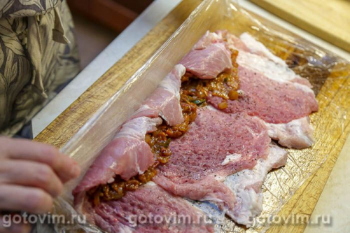 Рулет из свинины с острым перцем, беконом и сыром