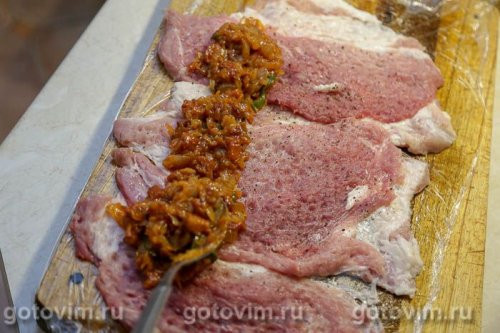 Рулет из свинины с острым перцем, беконом и сыром