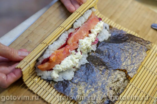 Суши со свеклой, красной рыбой и творожным сыром
