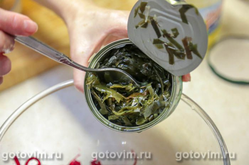 Салат из свеклы с морской капустой и соленой форелью 