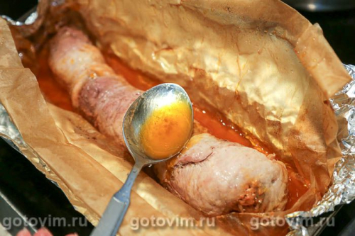 Рулет из свинины с острым перцем, беконом и сыром