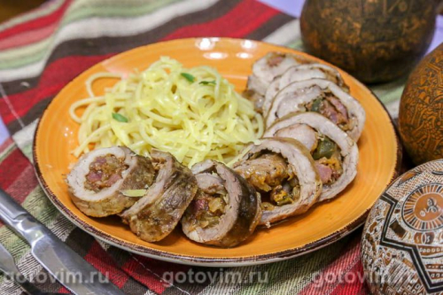 Рулет из свинины с острым перцем, беконом и сыром