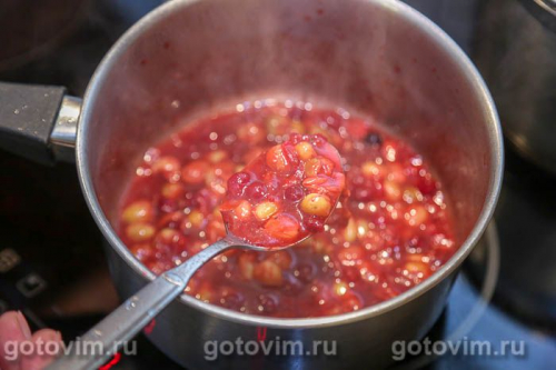 Соус к мясу из клюквы с виноградом