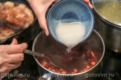 Соус к мясу из клюквы с виноградом