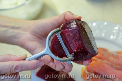 Суши со свеклой, красной рыбой и творожным сыром