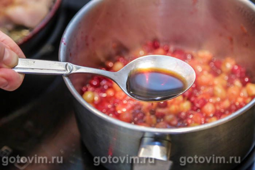 Соус к мясу из клюквы с виноградом