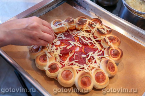 Пицца-пирог с бортиком из сосисок