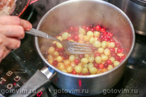 Соус к мясу из клюквы с виноградом