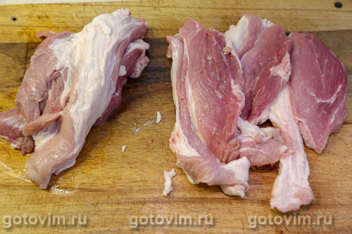 Рулет из свинины с острым перцем, беконом и сыром