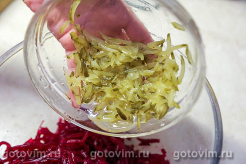 Салат из свеклы с морской капустой и соленой форелью 