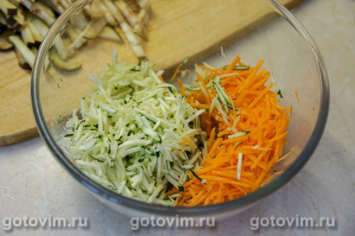 Лазанья с фрикадельками, овощным соусом и бешамель