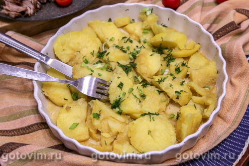 Картофель кусочками, приготовленный с бульоном в микроволновке