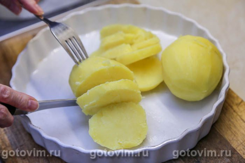 Картофель кусочками, приготовленный с бульоном в микроволновке