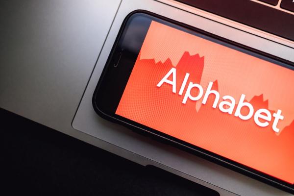 Компания Alphabet обошла Apple по капитализации Компания Alphabet обошла Apple по капитализации