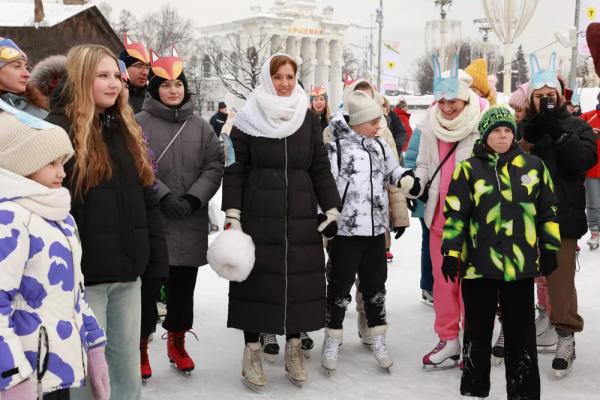 
                Константин Хабенский, Ольга Сутулова, Евгения Медведева и другие вышли на лед ради благого дела            