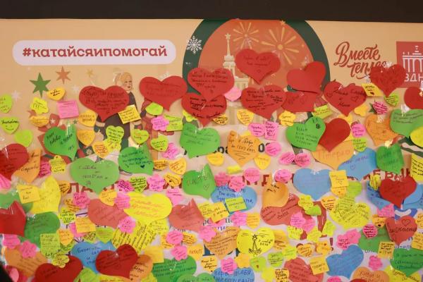 
                Константин Хабенский, Ольга Сутулова, Евгения Медведева и другие вышли на лед ради благого дела            