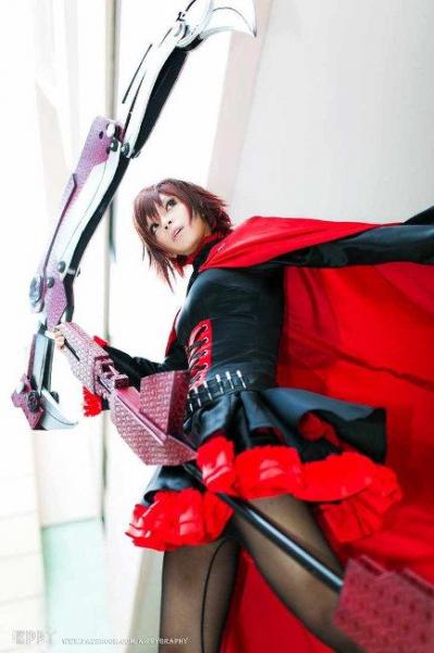 Предводительница команды RWBY: косплей Руби Роуз Предводительница команды RWBY: косплей Руби Роуз