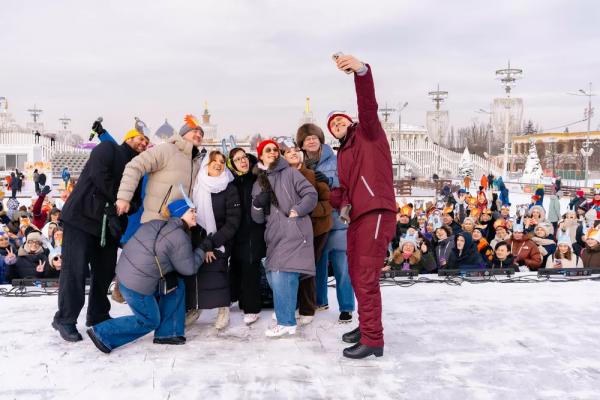 
                Константин Хабенский, Ольга Сутулова, Евгения Медведева и другие вышли на лед ради благого дела            