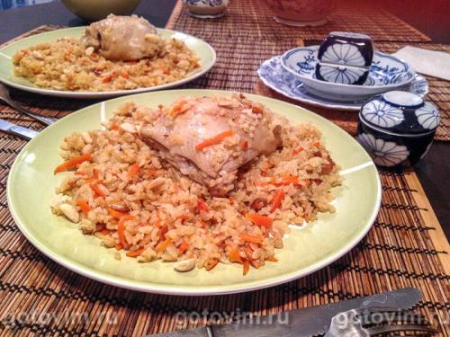 Курица с рисом и арахисом на сковородке в азиатском стиле