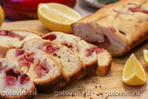 Творожный кекс с клубникой