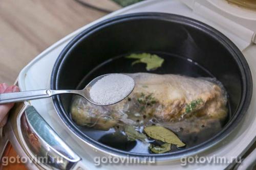 Рулет из курицы с перцем чили и чесноком в мультиварке