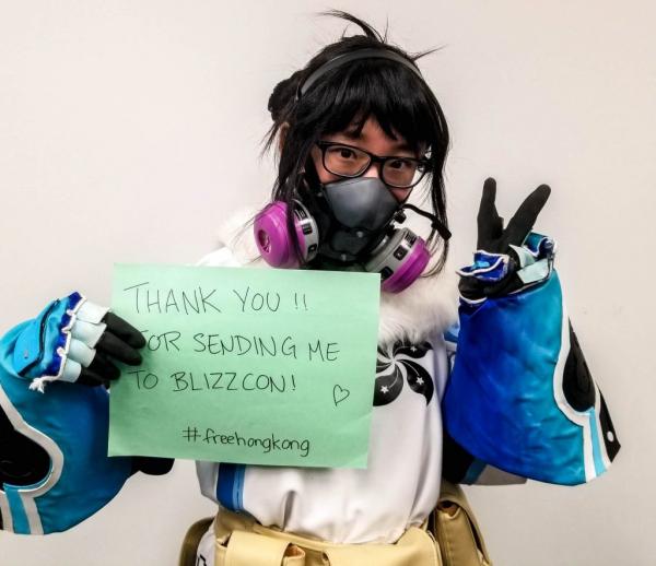 Неизбежный косплей Мей из Overwatch в поддержку Гонконга Неизбежный косплей Мей из Overwatch в поддержку Гонконга