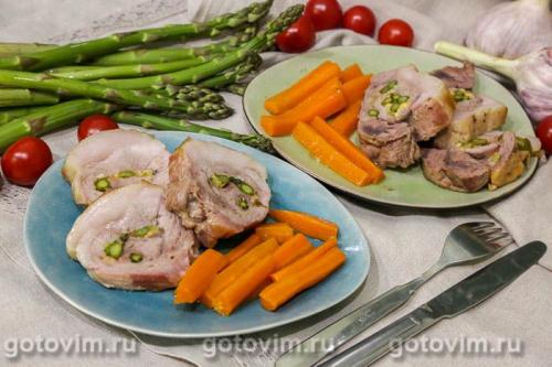 Свиной рулет с зелёной спаржей в мультиварке