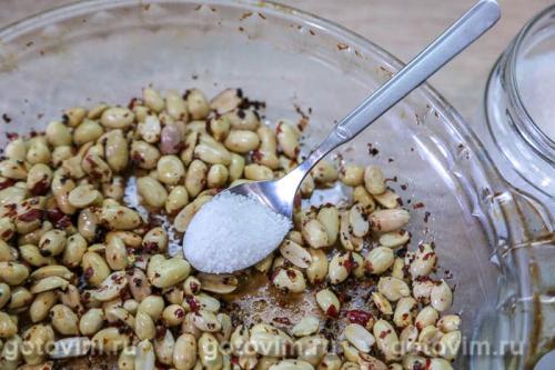 Солёный арахис с сушёными помидорами и чесноком в микроволновке 