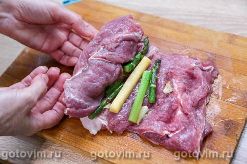 Свиной рулет с зелёной спаржей в мультиварке