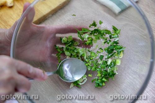 Овощной салат с редисом, огурцом, моцареллой и омлетом