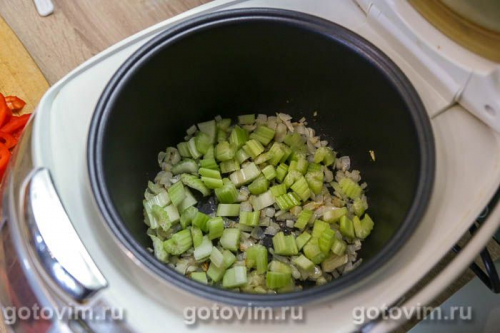 Паприкаш из свинины с сельдереем и сладким перцем в мультиварке