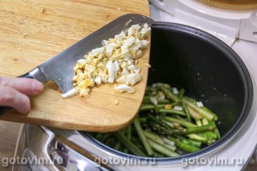Тёплый салат из спаржи, яиц и паштета