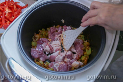 Паприкаш из свинины с сельдереем и сладким перцем в мультиварке