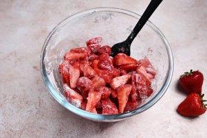 Простой пирог с клубникой Простой пирог с клубникой