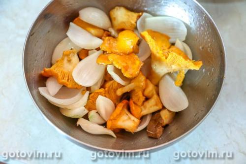 Шашлык из лисичек с беконом и луком