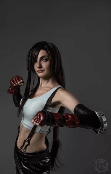 Косплей Тифы Локхарт из ремейка Final Fantasy VII, который поднимается на новый уровень Косплей Тифы Локхарт из ремейка Final Fantasy VII, который поднимается на новый уровень