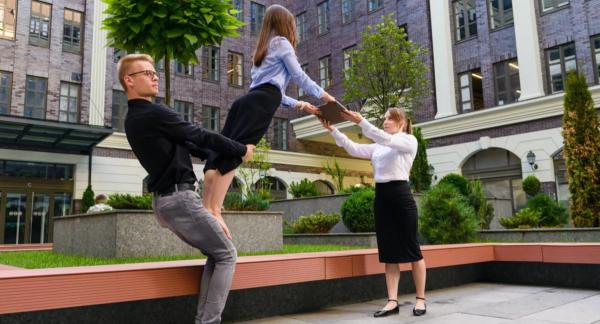 Йога на троих: красивые позы, с которых можно начать практику