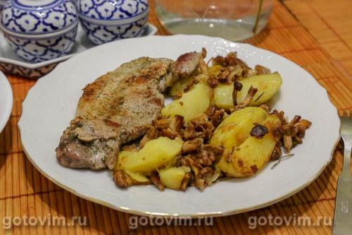 Молодой картофель, жаренный дольками с лисичками в мультиварке