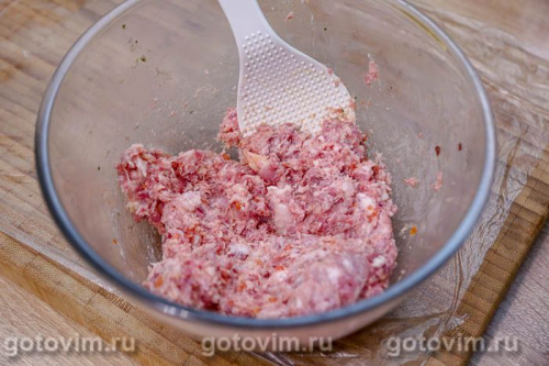 Мясные зразы с яйцом, луком и зеленью в мультиварке