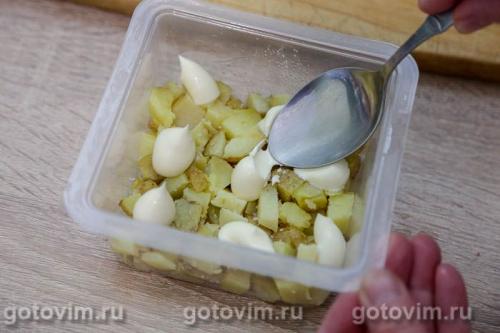 Слоеный салат из копченой скумбрии с картофелем и свежим огурцом