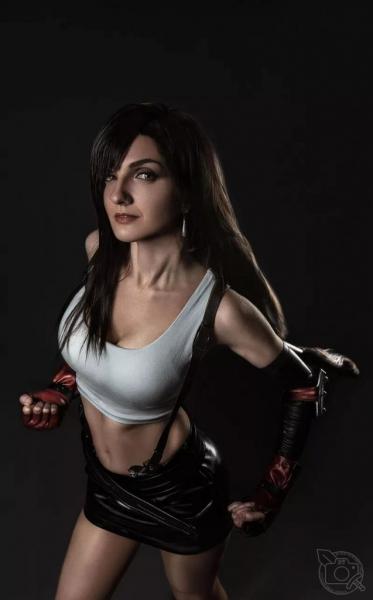 Косплей Тифы Локхарт из ремейка Final Fantasy VII, который поднимается на новый уровень Косплей Тифы Локхарт из ремейка Final Fantasy VII, который поднимается на новый уровень