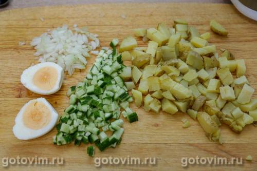 Слоеный салат из копченой скумбрии с картофелем и свежим огурцом