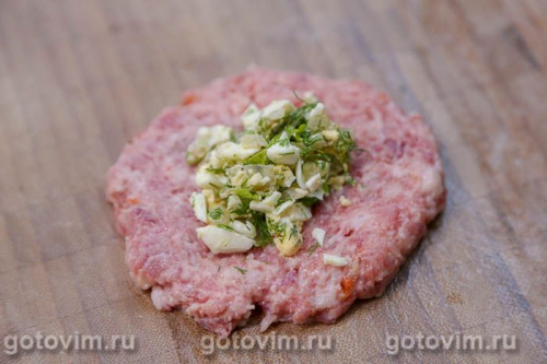 Мясные зразы с яйцом, луком и зеленью в мультиварке