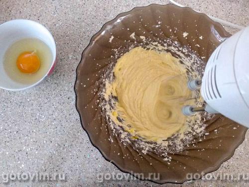 Творожный пирог с персиками и воздушной меренгой