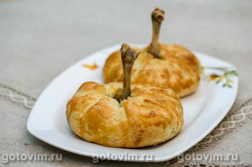 Утиные ножки с айвой, запеченные в тесте