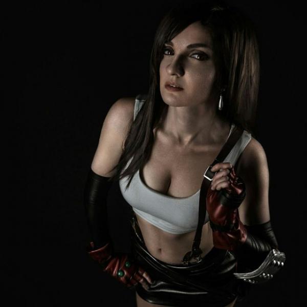 Косплей Тифы Локхарт из ремейка Final Fantasy VII, который поднимается на новый уровень Косплей Тифы Локхарт из ремейка Final Fantasy VII, который поднимается на новый уровень