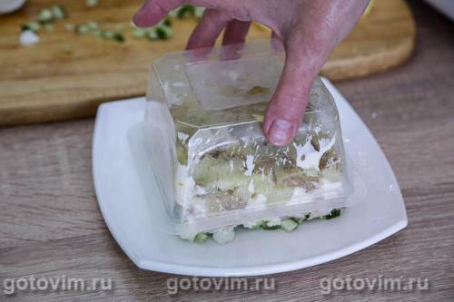Слоеный салат из копченой скумбрии с картофелем и свежим огурцом