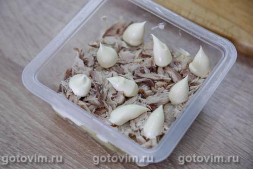 Слоеный салат из копченой скумбрии с картофелем и свежим огурцом