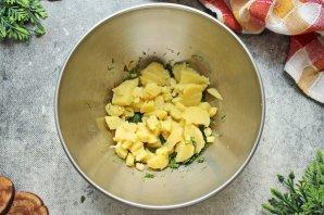 Холодный борщ с курицей и маринованной свеклой